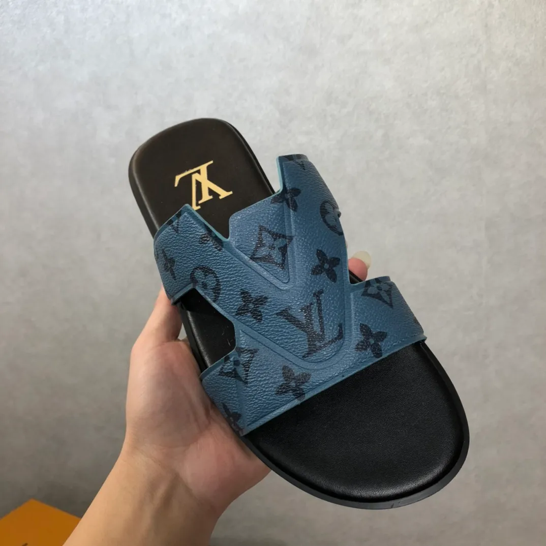 Factory price: 270💰LV counters are selling new brand luxury men's slippers, casual, loose and comfortable. The must-have model in the picture above [Happy][Happy], multiple colors available Size: 38-44, customized 45